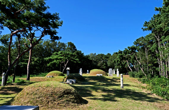 Master Kim Man-ki’s Tomb and Sindobi ( Stone Monument )